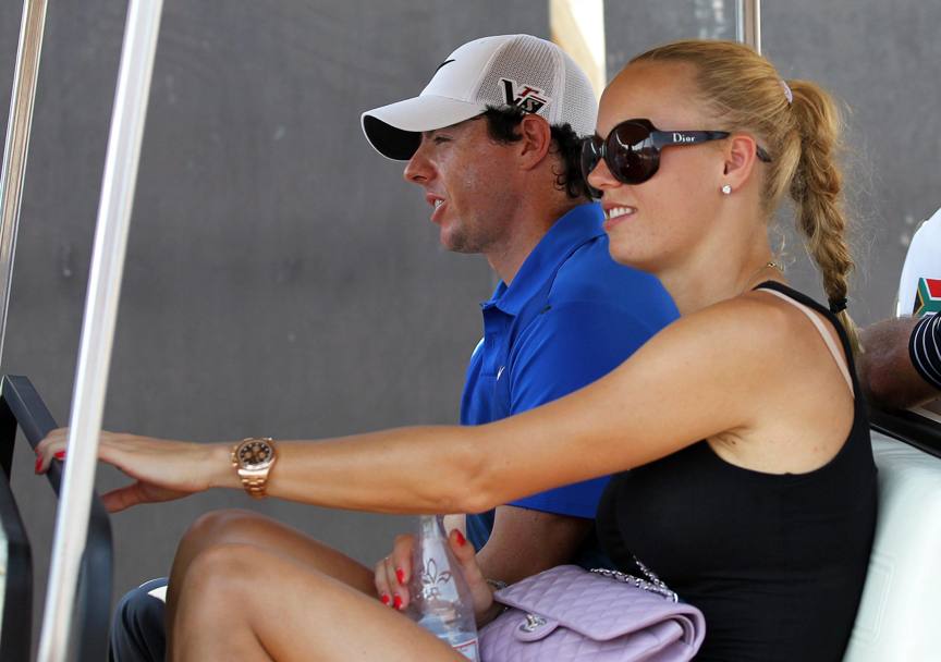 Caroline Wozniacki e Rory McIlroy di nuovo fianco a fianco. Dopo le voci su una presunta rottura, la tennista danese si  recata a Dubai per sostenere il fidanzato, alle prese con la finale dello European Tour, Epa